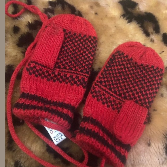 Children’s red black Scotty dog hat beanie gloves - Picture 5 of 6